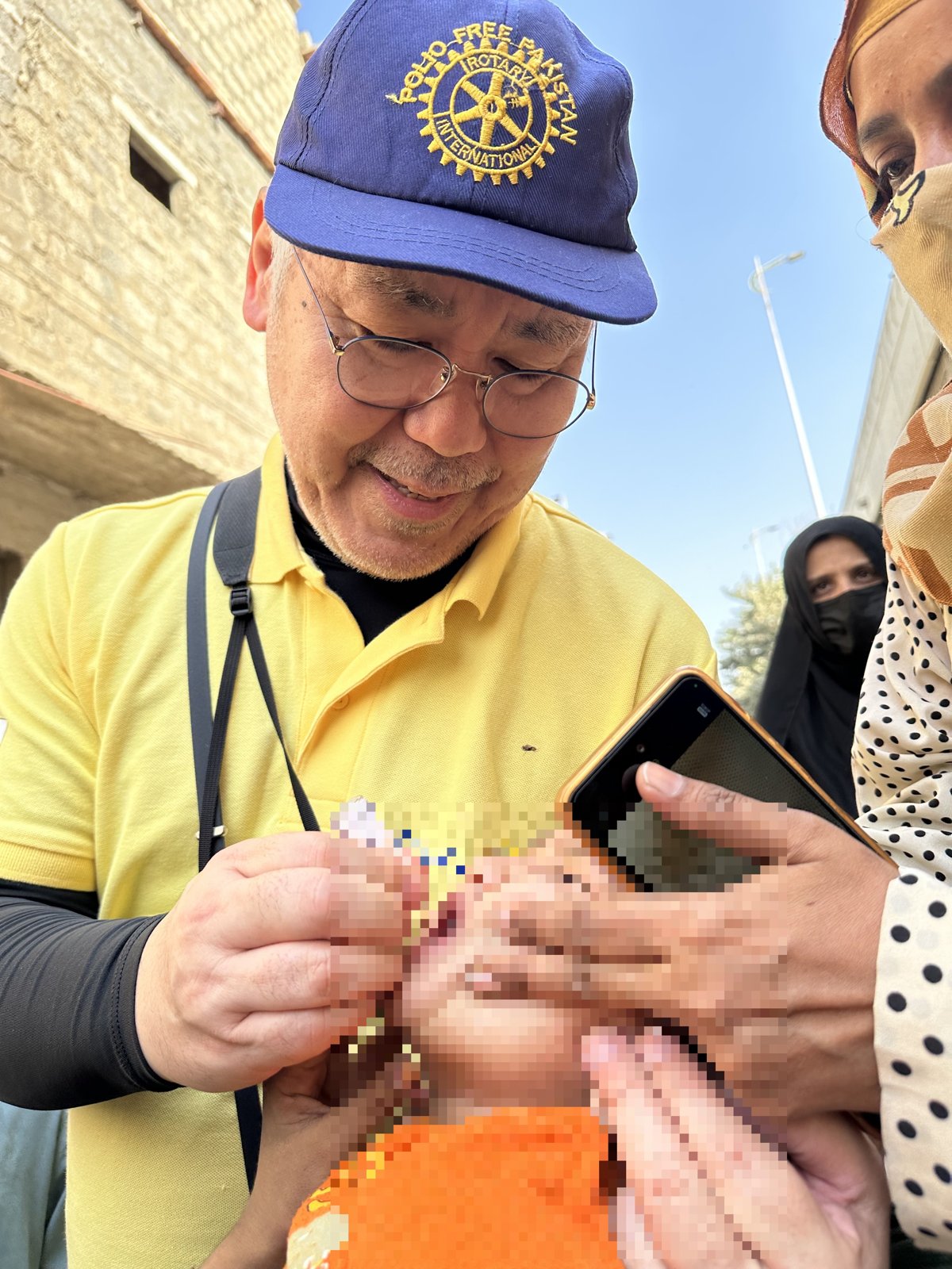 子どもの口元に経口ワクチンを投与する様子