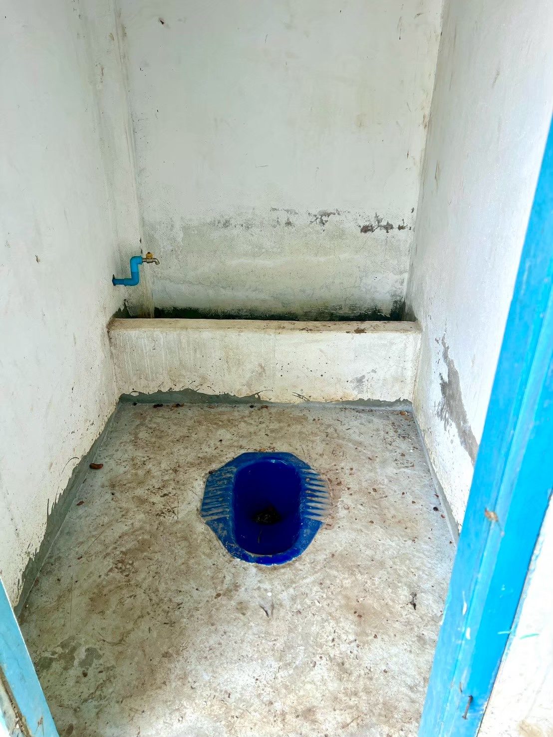 訪問した小学校のトイレの様子