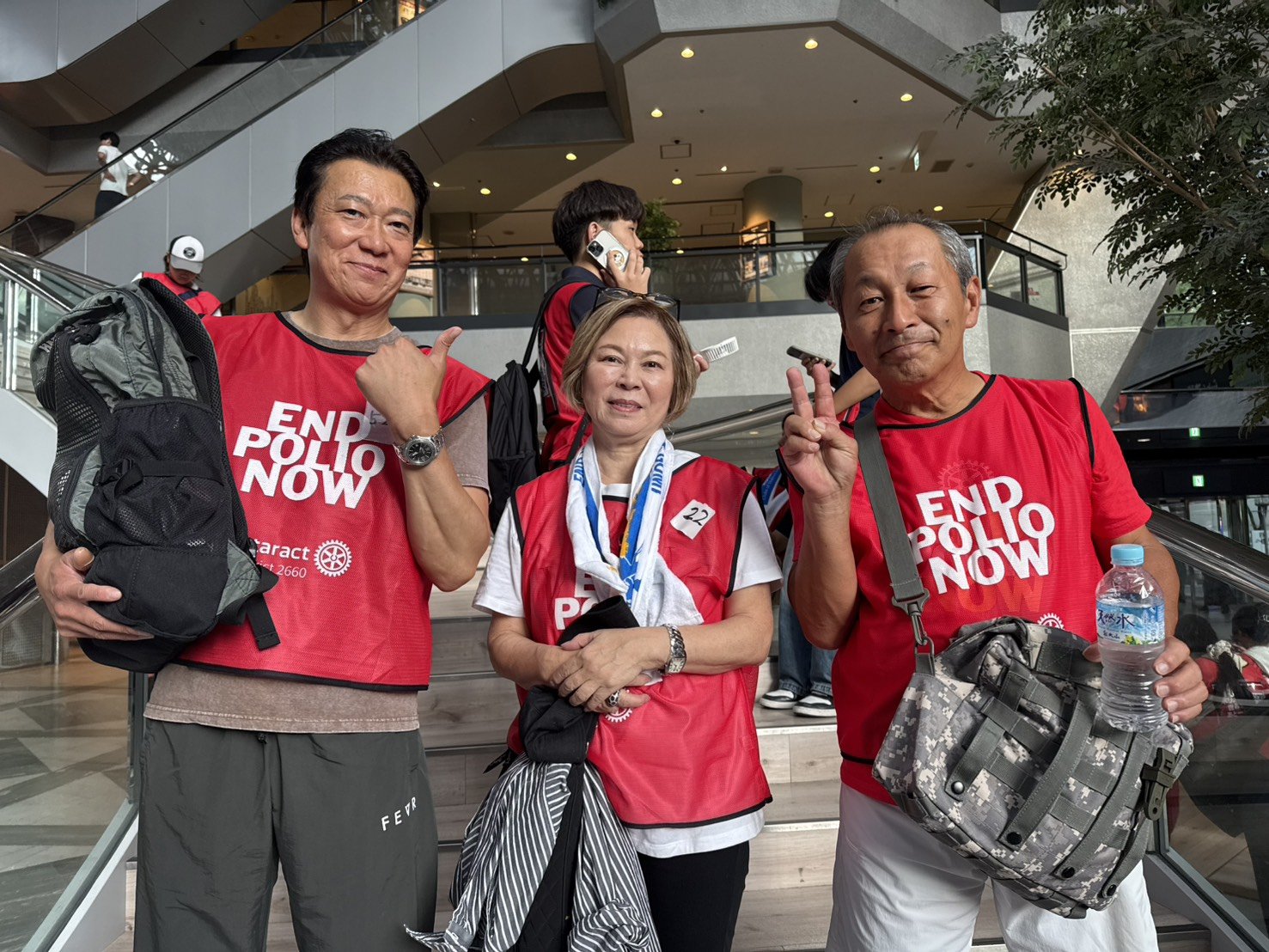 お揃いの赤い「END POLIO NOW」ビブスを着た会員